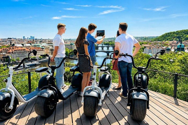 Prag Fat Tire E-Scooter Tour med en lokal guide