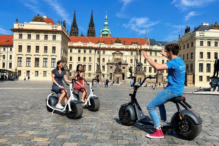 Prag Fat Tire E-Scooter Tour mit einem lokalen Guide