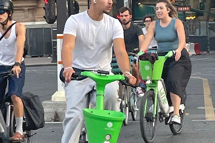 パリの驚異を駆け抜けるプライベート電動自転車