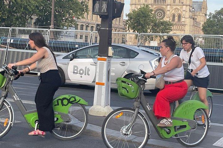 パリの驚異を駆け抜けるプライベート電動自転車