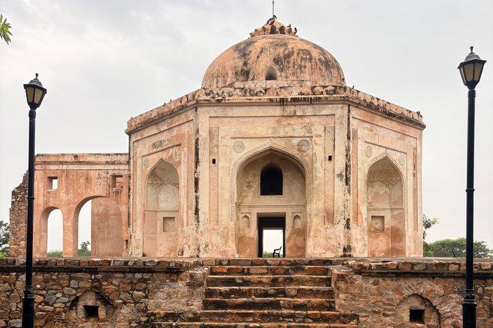 クトゥブ・ミナールとメハラウリ考古学公園ヘリテージウォーク