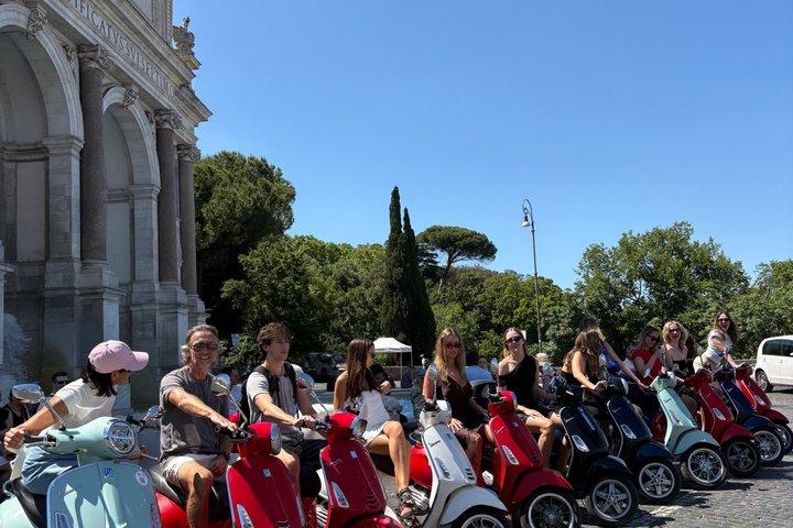 Roma Vespa Tour La Dolce Vita Experience and Photo Shoot