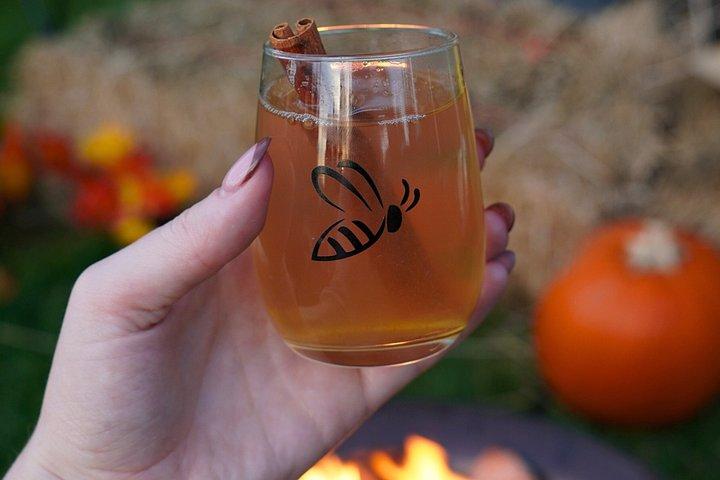 ケロウナ ワイナリーでスモーキー、スモア、ホットワイン、秋の楽しみを満喫