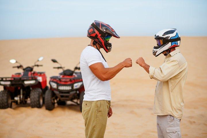 VIPギザのピラミッド砂漠ATVとラクダ