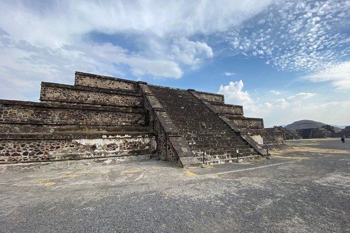 Teotihuacan Pyramids Private without tricks in the morning
