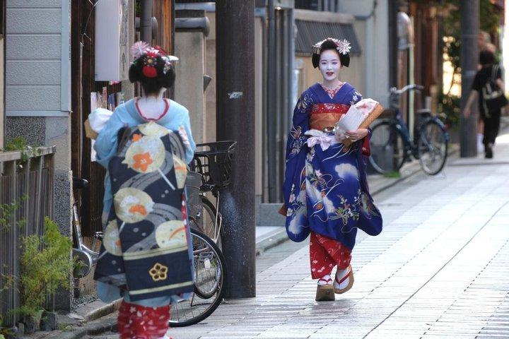京都の伏見稲荷竹林と祇園プライベートツアー