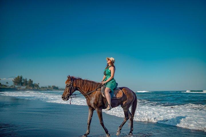 Avventura di equitazione a Bali sulla spiaggia