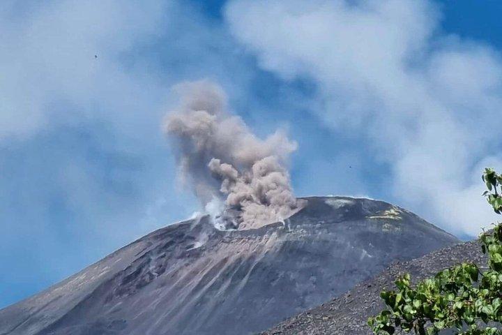 四輪駆動車で行くエトナ山：火口と溶岩洞窟の探検
