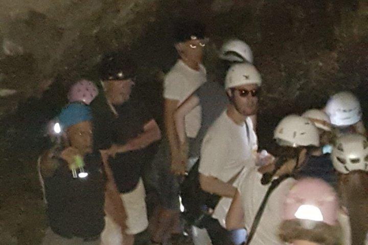 四輪駆動車で行くエトナ山：火口と溶岩洞窟の探検