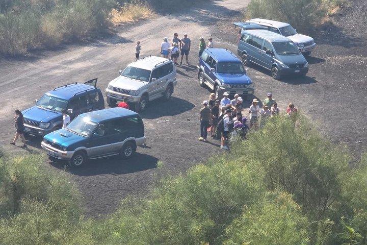 四輪駆動車で行くエトナ山：火口と溶岩洞窟の探検