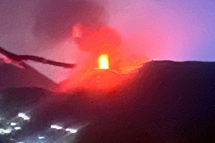 四輪駆動車で行くエトナ山：火口と溶岩洞窟の探検