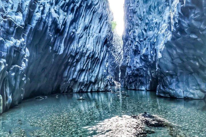 四輪駆動車で行くエトナ山：火口と溶岩洞窟の探検