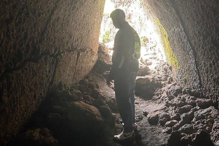 四輪駆動車で行くエトナ山：火口と溶岩洞窟の探検