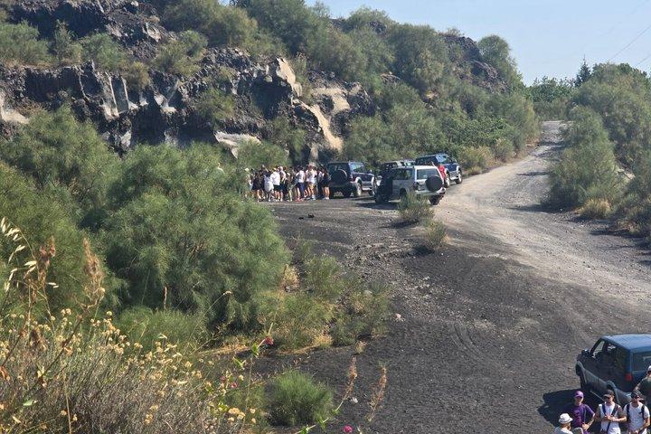 四輪駆動車で行くエトナ山：火口と溶岩洞窟の探検