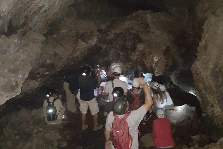 四輪駆動車で行くエトナ山：火口と溶岩洞窟の探検