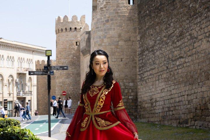 バクー：アゼルバイジャンのドレスで旧市街文化写真撮影