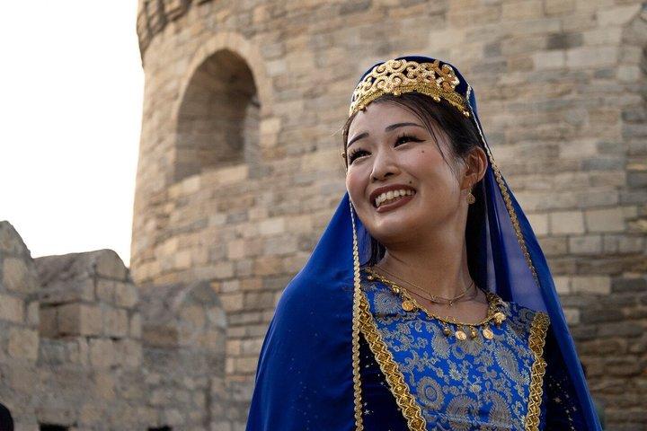 バクー：アゼルバイジャンのドレスで旧市街文化写真撮影