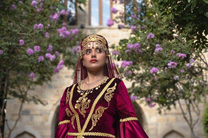 バクー：アゼルバイジャンのドレスで旧市街文化写真撮影