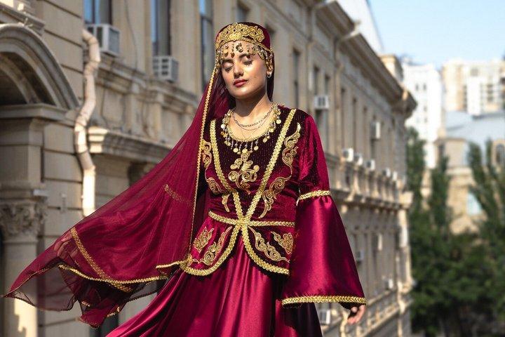 バクー：アゼルバイジャンのドレスで旧市街文化写真撮影
