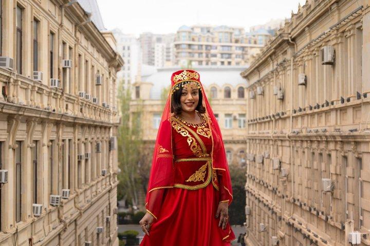 バクー：アゼルバイジャンのドレスで旧市街文化写真撮影