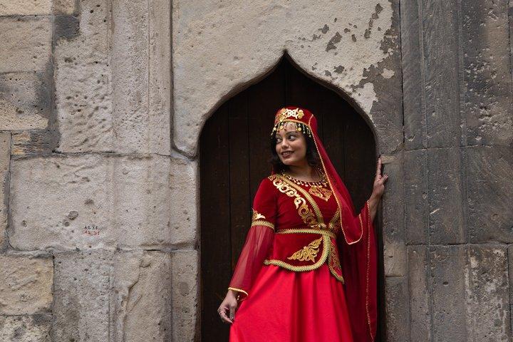 バクー：アゼルバイジャンのドレスで旧市街文化写真撮影