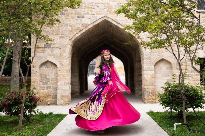 バクー：アゼルバイジャンのドレスで旧市街文化写真撮影