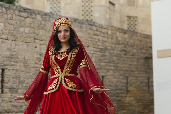 バクー：アゼルバイジャンのドレスで旧市街文化写真撮影
