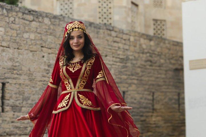 バクー：アゼルバイジャンのドレスで旧市街文化写真撮影