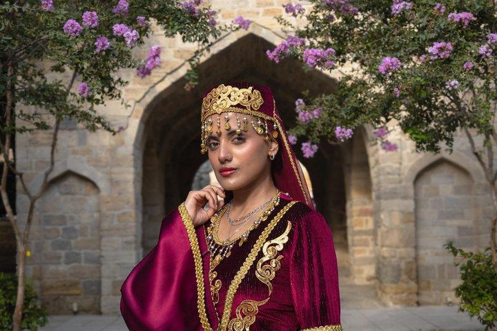 バクー：アゼルバイジャンのドレスで旧市街文化写真撮影