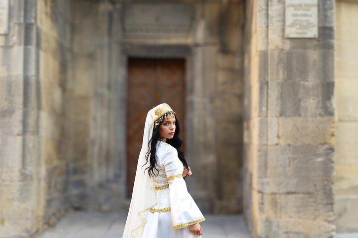 バクー：アゼルバイジャンのドレスで旧市街文化写真撮影