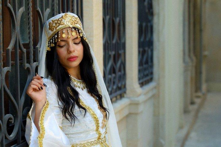 バクー：アゼルバイジャンのドレスで旧市街文化写真撮影