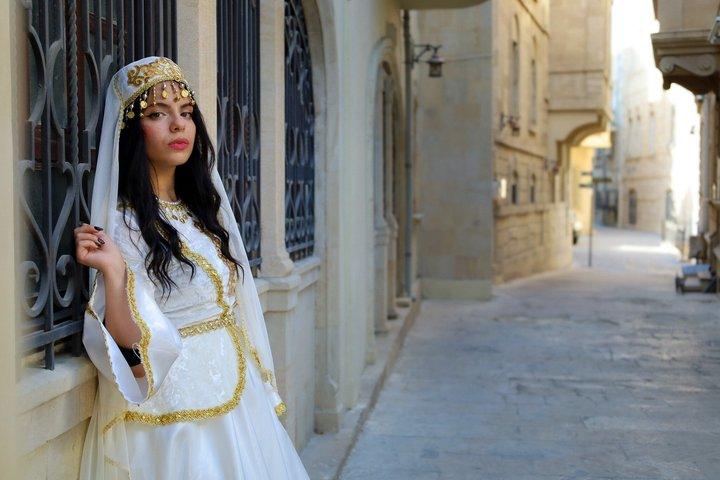 バクー：アゼルバイジャンのドレスで旧市街文化写真撮影