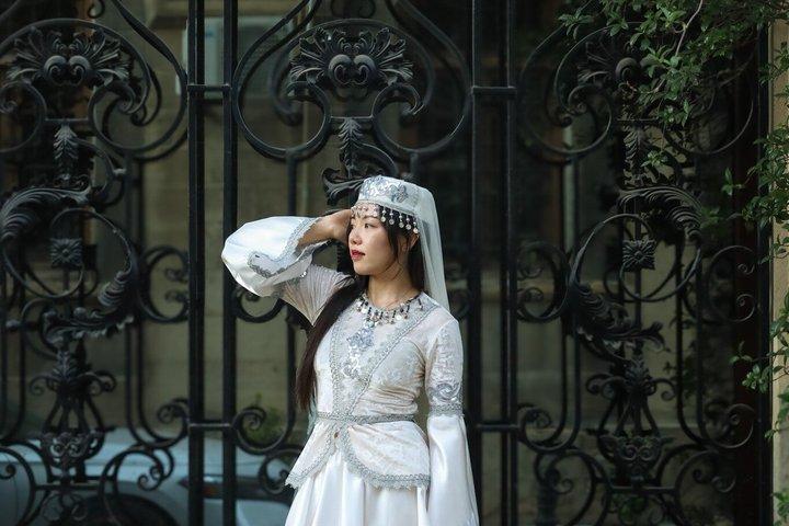 バクー：アゼルバイジャンのドレスで旧市街文化写真撮影