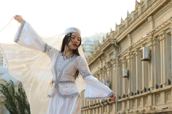バクー：アゼルバイジャンのドレスで旧市街文化写真撮影