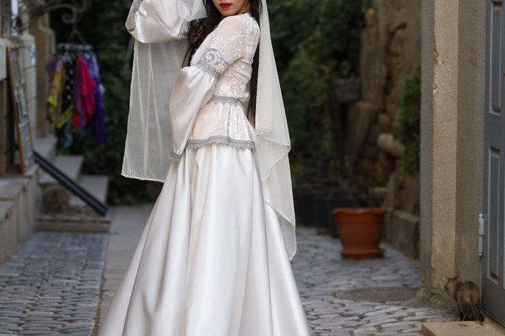 バクー：アゼルバイジャンのドレスで旧市街文化写真撮影