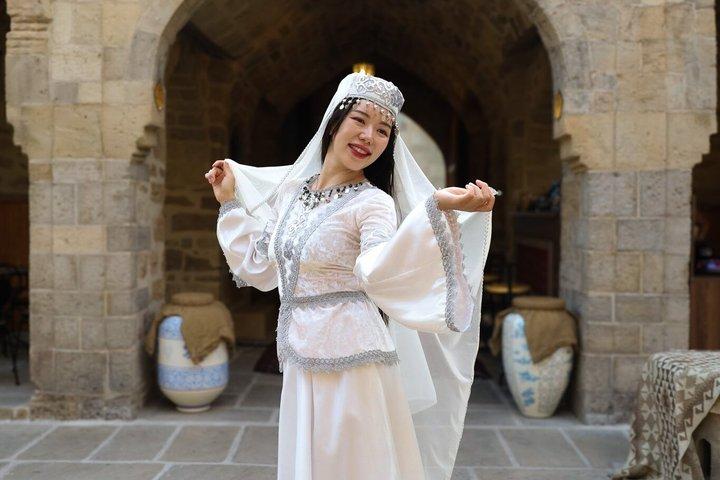 バクー：アゼルバイジャンのドレスで旧市街文化写真撮影