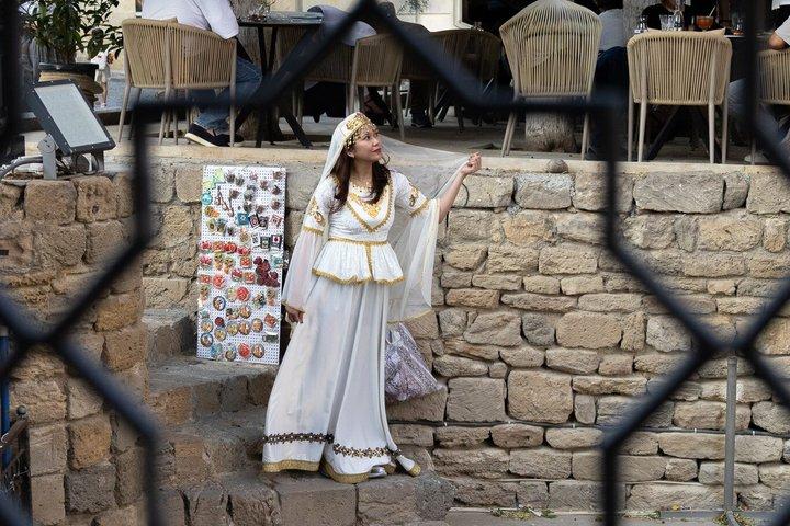 バクー：アゼルバイジャンのドレスで旧市街文化写真撮影