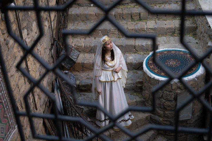 バクー：アゼルバイジャンのドレスで旧市街文化写真撮影