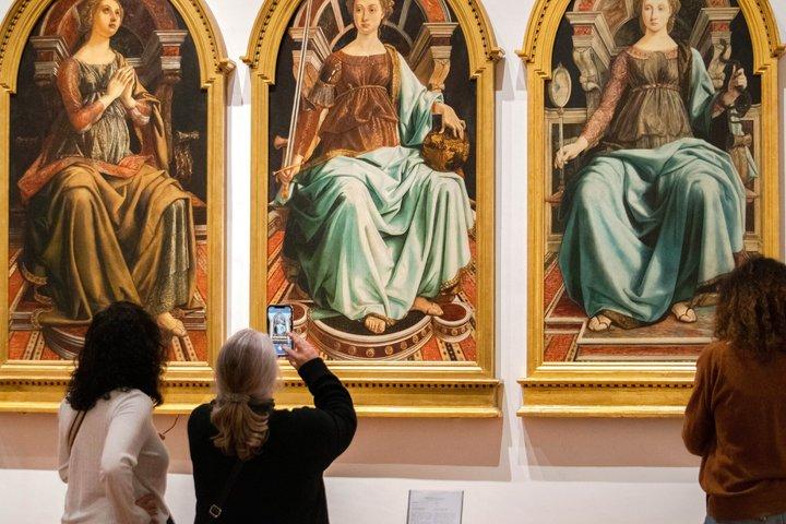Uffizi Small Group Tour with Optional Vasari Corridor Access