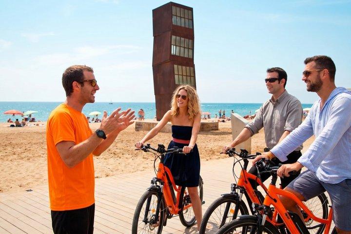 バルセロナ海岸の自転車または電動自転車ツアー（追加1時間レンタル付き）