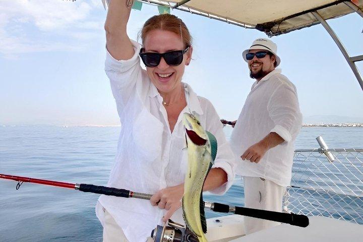 グリファダアテネ釣りとシュノーケリングボートツアー（ランチ付き）