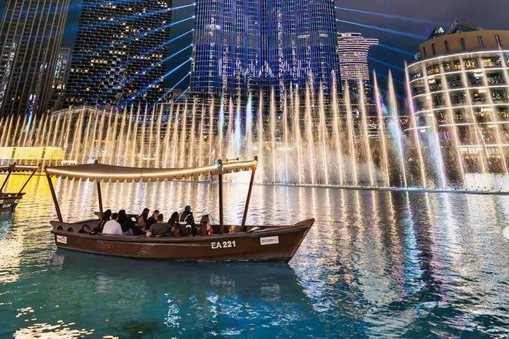 ドバイ・ファウンテンショーと伝統的なボートでの湖の乗船チケット