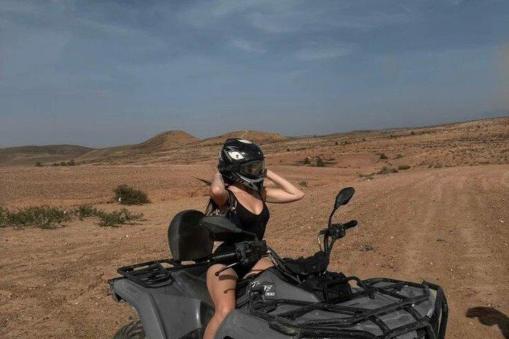 マラケシュ：アガファイ砂漠でのクアッドバイクとラクダ乗り、ディナー＆ショー