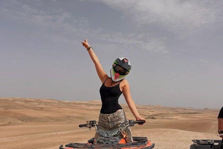 マラケシュ：アガファイ砂漠でのクアッドバイクとラクダ乗り、ディナー＆ショー