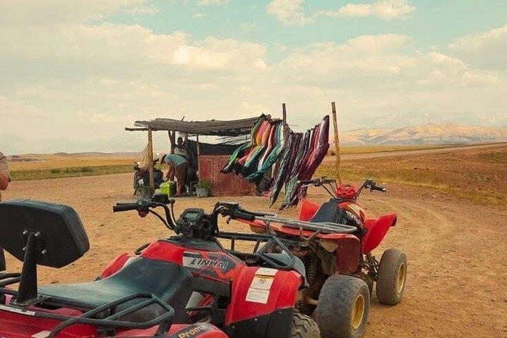 マラケシュ：アガファイ砂漠でのクアッドバイクとラクダ乗り、ディナー＆ショー