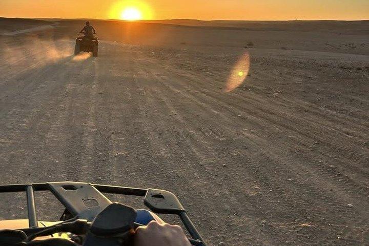 マラケシュ：アガファイ砂漠でのクアッドバイクとラクダ乗り、ディナー＆ショー