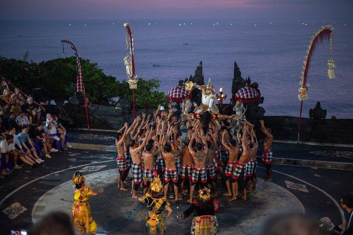 バリ ウルワツ 夕日ツアーとケチャク火のダンス