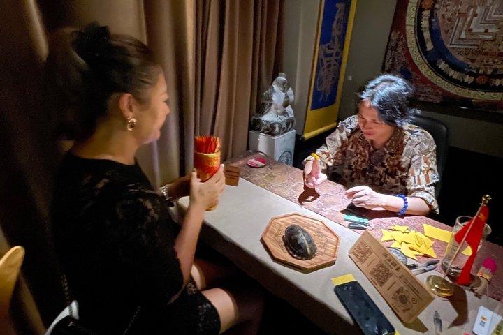 TCMと占いの中国語風パブ巡りバーホッピングナイト