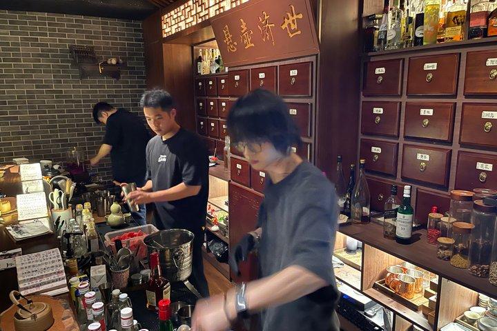 TCMと占いの中国語風パブ巡りバーホッピングナイト
