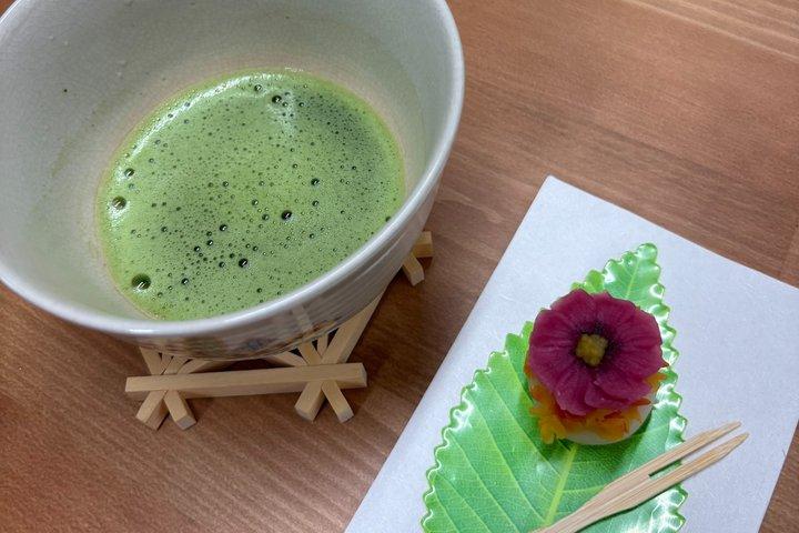 浅草：自分だけの組子コースターを作って抹茶を楽しむ